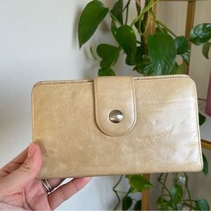 Vintage HOBO Wallet 🤍